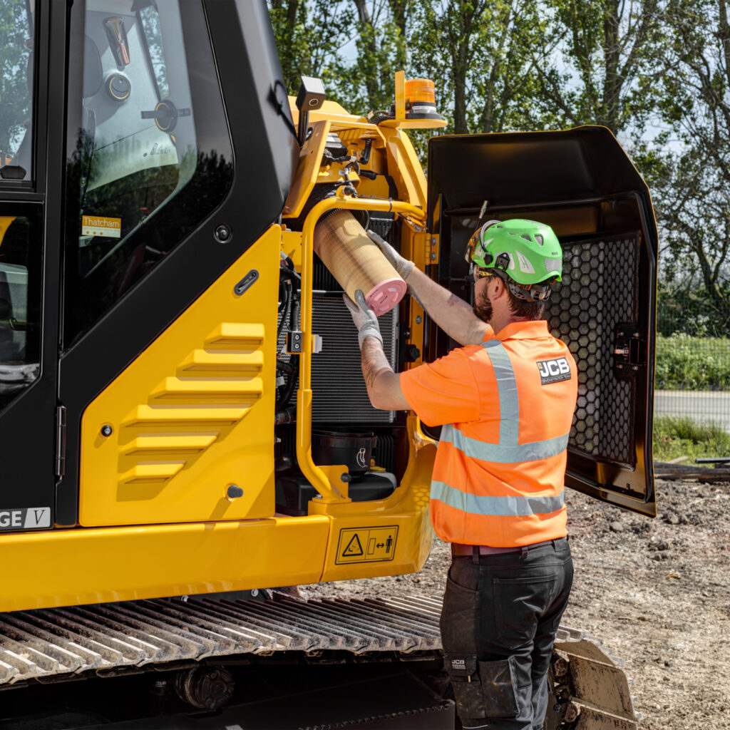 Työntekijä vaihtaa suodatinta