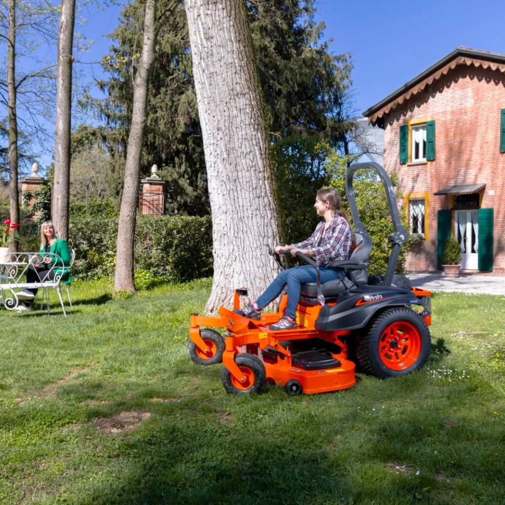 Kubota ajettava sauvaleikkuri käytössä