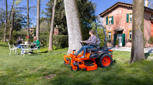 Kubota ajettava sauvaleikkuri käytössä